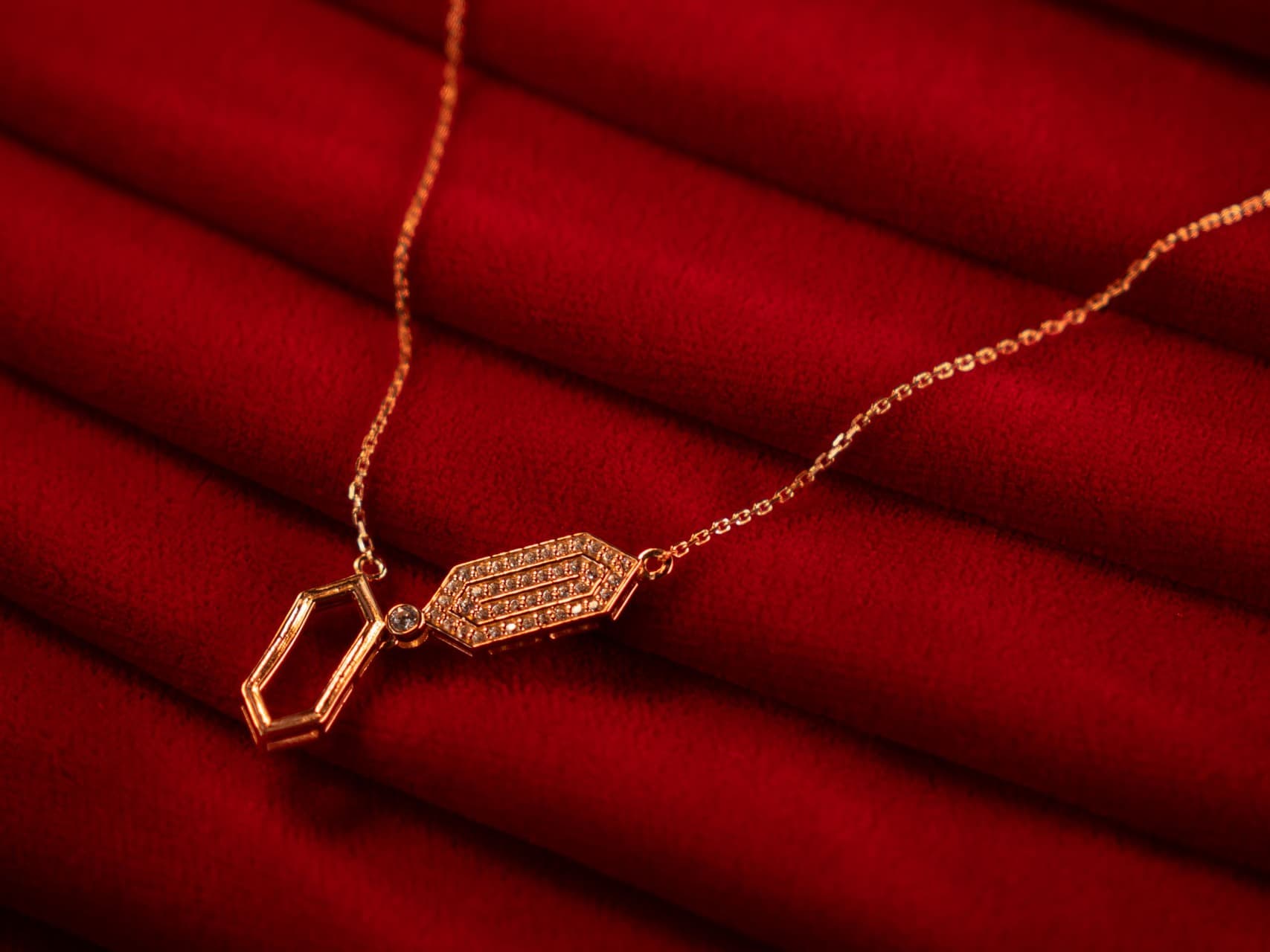 Pendants with chain jewellery